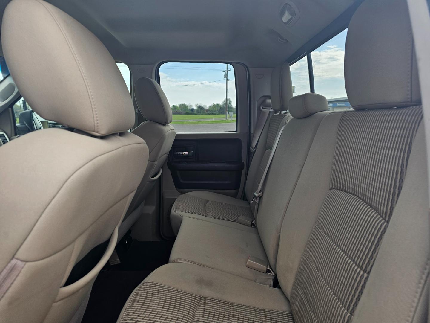 2012 WHITE Dodge Ram 1500 SLT Quad Cab 2WD (1C6RD6GT1CS) with an 5.7L V8 OHV 16V engine, 6-Speed Automatic transmission, located at 533 S Seven Points BLVD, Seven Points, TX, 75143, (430) 255-4030, 32.313999, -96.209351 - Photo#5